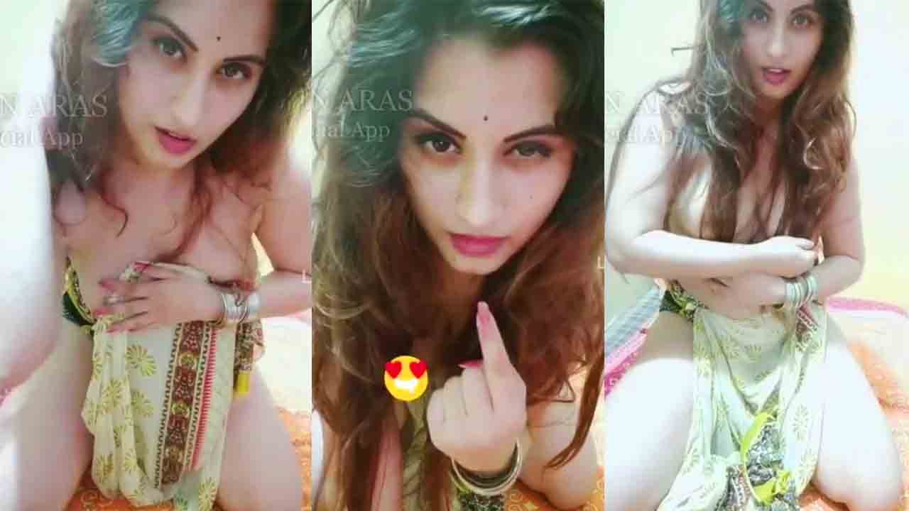 Gunjan Aras Expose Her Fan With Kiss Boobs